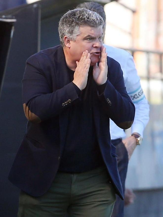 Onésimo Sánchez da instrucciones a sus jugadores en un partido de la pasada temporada con el Celta B en Barreiro.