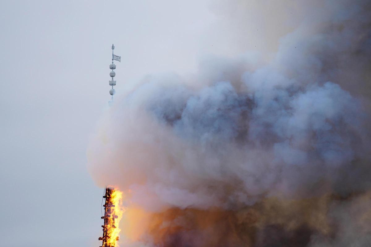 El fuego devora el edificio de la Bolsa de Copenhague