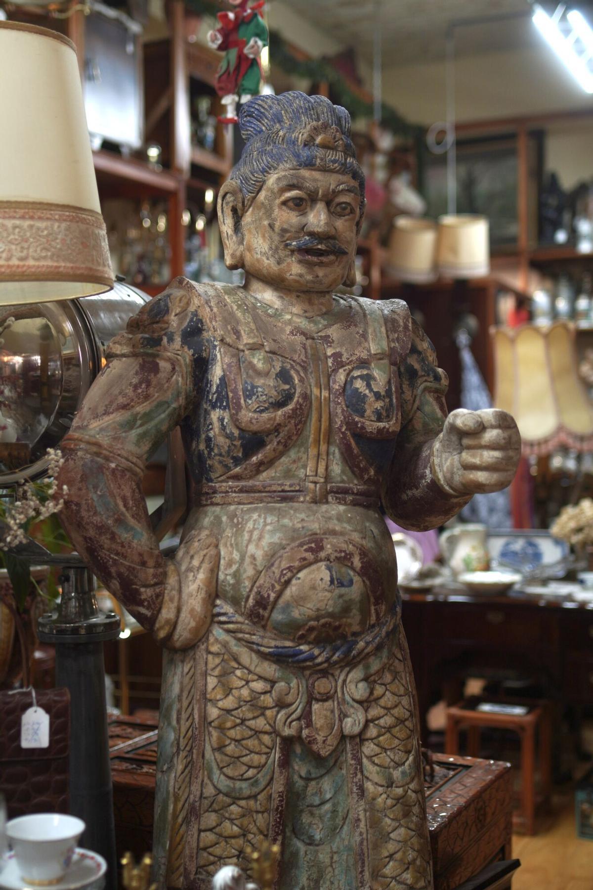 La talla china del siglo XIX de un guardián 'Lokopala' expuesta en El Rastro de Merce.