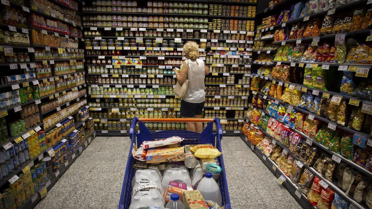 Un carro lleno de alimentos en un supermercado.
