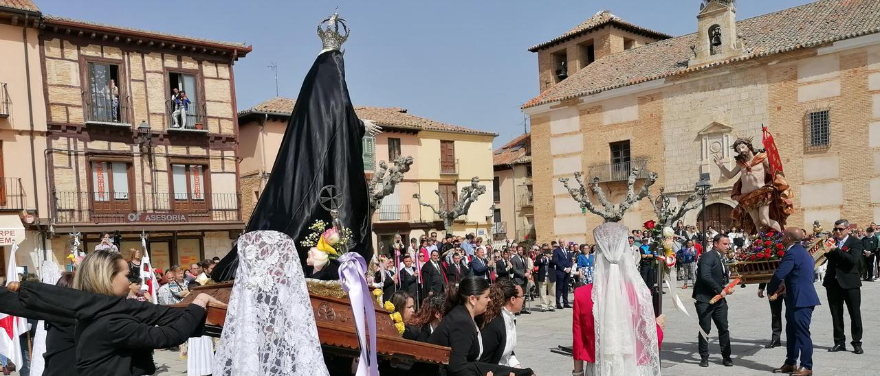 Los cargadores inclinan las imágenes en una de las tres venias de la procesión