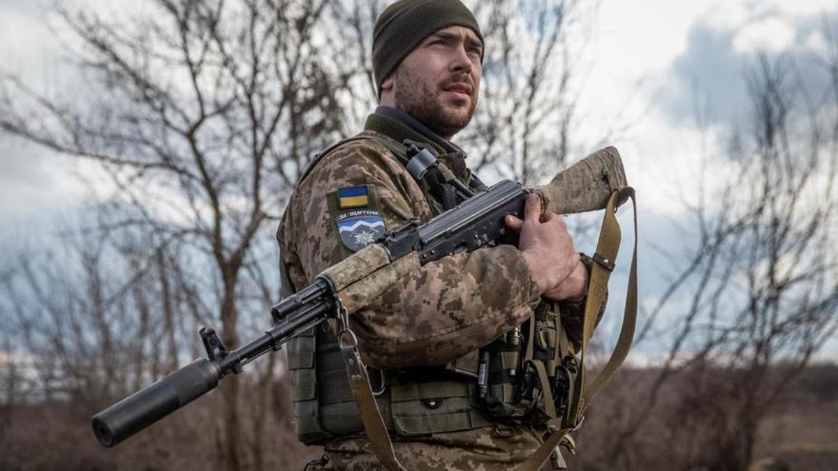 Un militar de Ucrania es visto en la región de Donetsk.