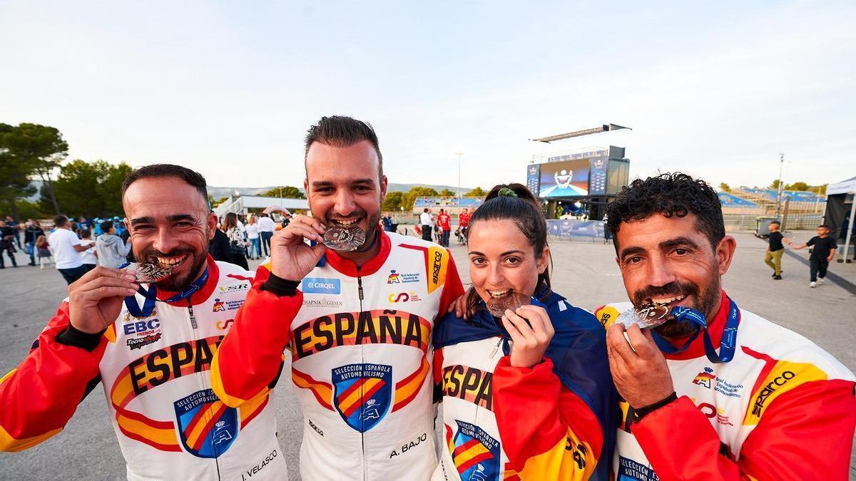 El equipo español de Karting Endurance, con el valenciano Pérez-Aicart a la derecha, muerde la medalla de plata conseguida en el Paul Ricard