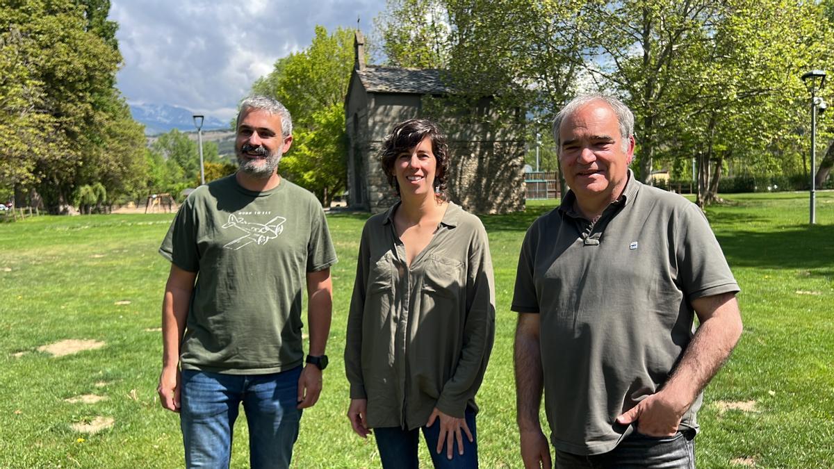 El candidat de Fem Llívia a l'alcaldia de la localitat cerdana, Albert Cruïlles, acompanyat de dos membres més de la llista, Oriol Miquel i Marta Catasús