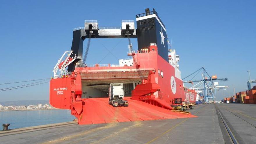 Primera escala en Castellón del barco más grande del mundo en su categoría