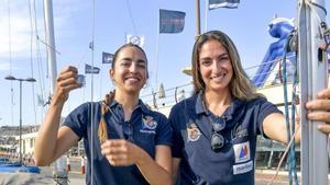 Patricia (izquierda) y Martina Reino posan junto a una embarcación en las instalaciones del Real Club Náutico de Gran Canaria