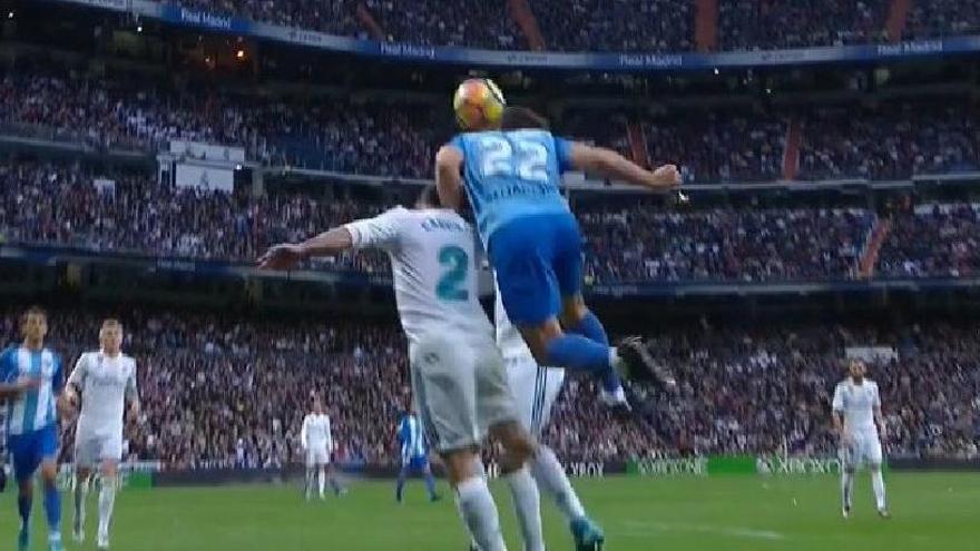 Al Málaga le birlan un gol en el Bernabéu