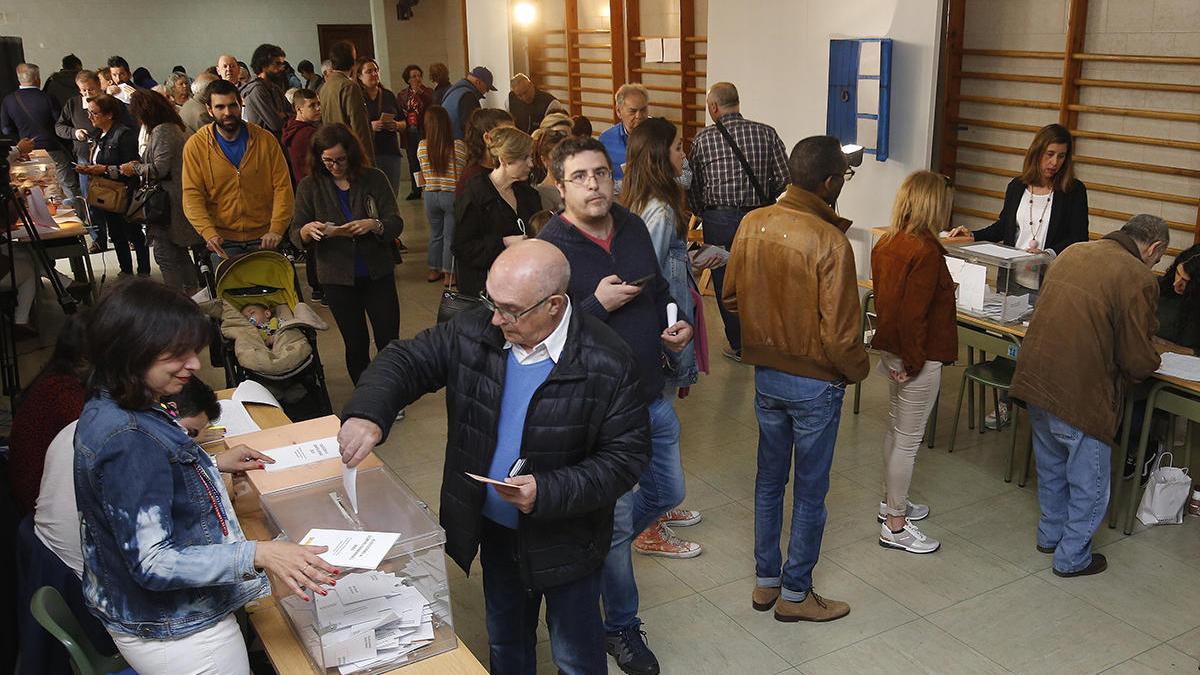 Votaciones en un colegio electoral de Vigo, el año pasado // Ricardo Grobas