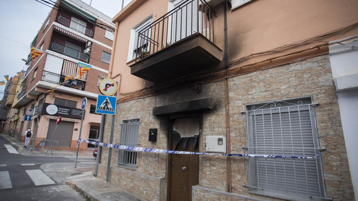 Marcas de humo visibles en la fachada del inmueble siniestrado en Paterna.