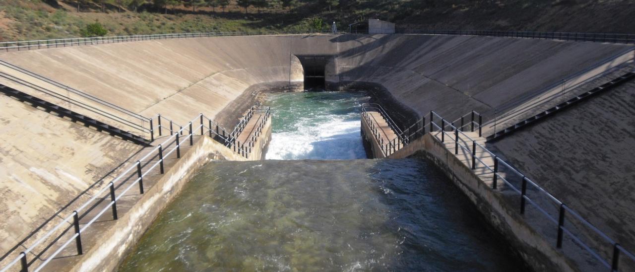 Agua del Tajo fluyendo por los canales del trasvase en una imagen de archivo.