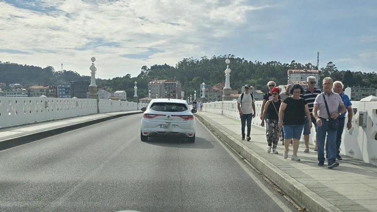 Algunos propietarios intentan limitar el paso por el puente de A Toxa.