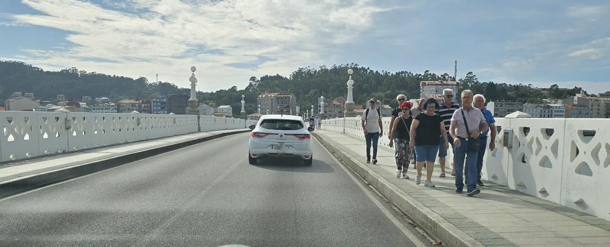 Algunos propietarios intentan limitar el paso por el puente de A Toxa.