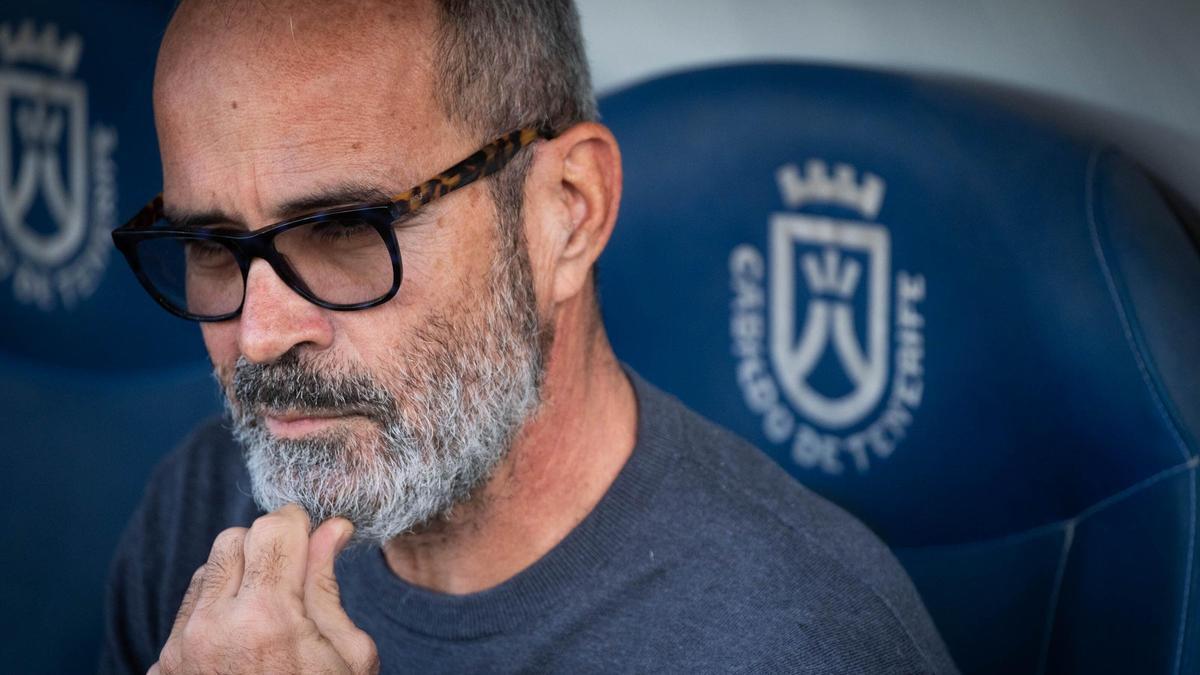 Álvaro Cervera, pensativo en el banquillo del Rodríguez López.