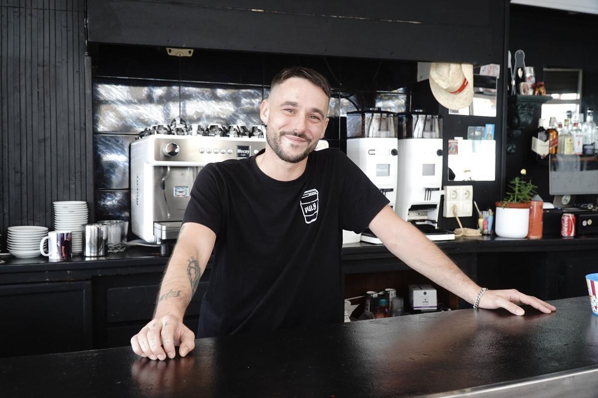 Antonio Santos, responsable de un bar en la avenida da Sardiñeira