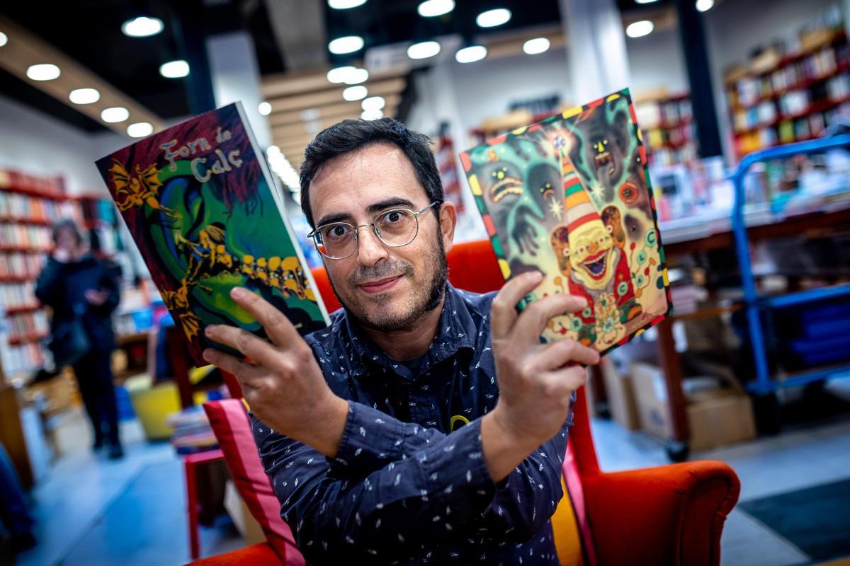 Marc Charles, con los dos primeros números de 'Forn de calç', en la librería Documenta de Barcelona.