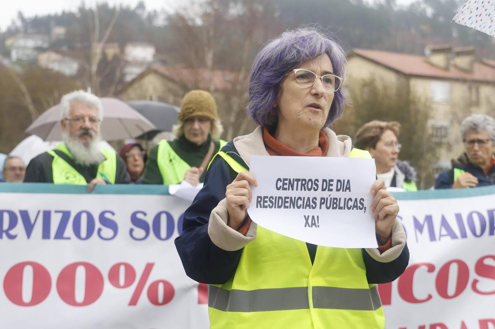 Manifestación en Santiago por la gestión pública de las residencias