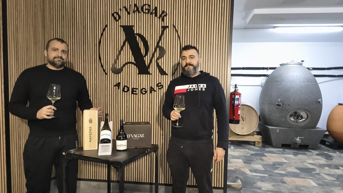 Los bodegueros Alberto y Antonio García Soto, con dos ‘Napedra’.