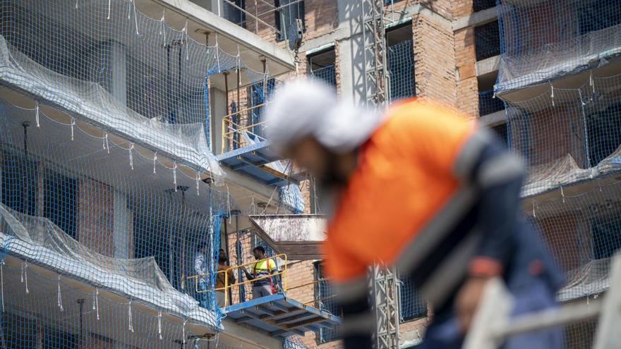 Un operari treballa en un edifici d’habitatge nou destinat per a lloguer a Esplugues de Llobregat.
 | JORDI COTRINA