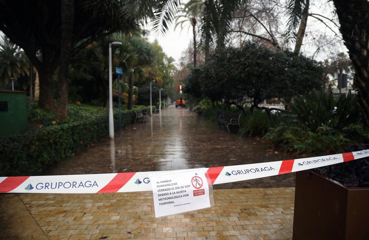 Paseo del Parque de la capital malagueña cerrado