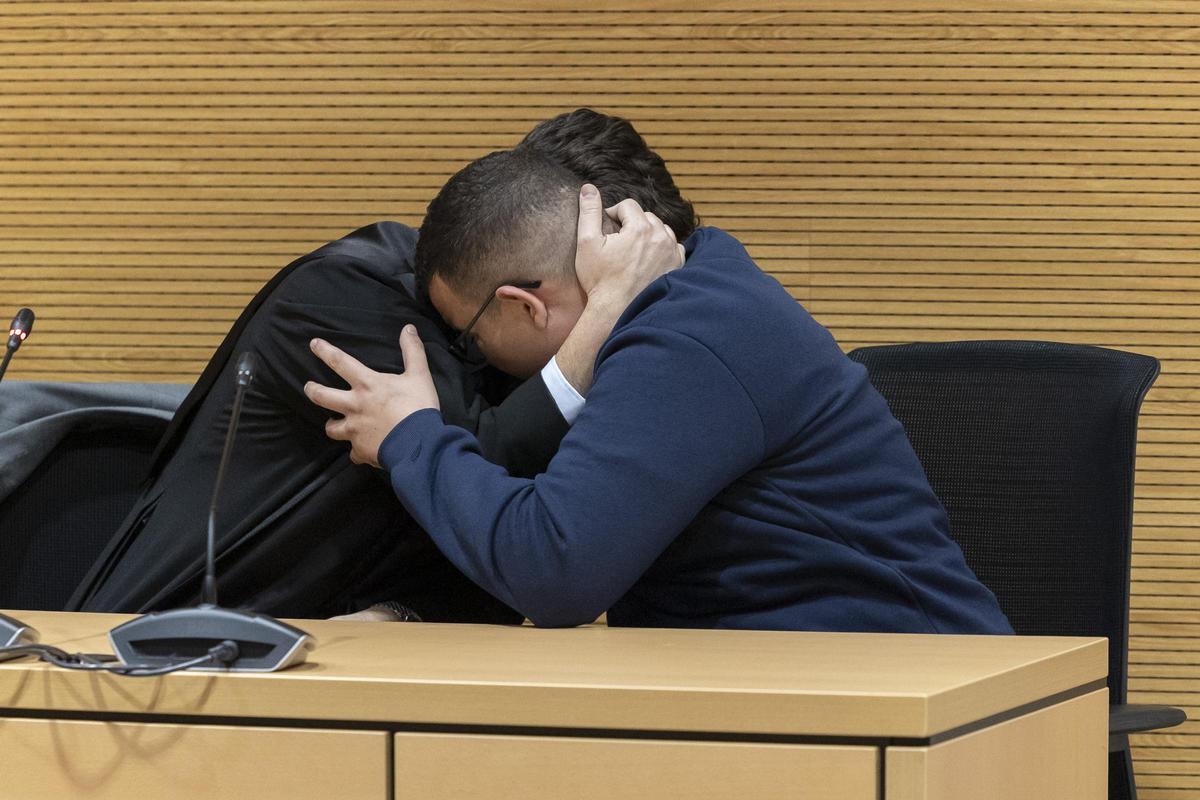 Abrazo del acusado Abdelilah el F. con su abogado Roque Esteban García.