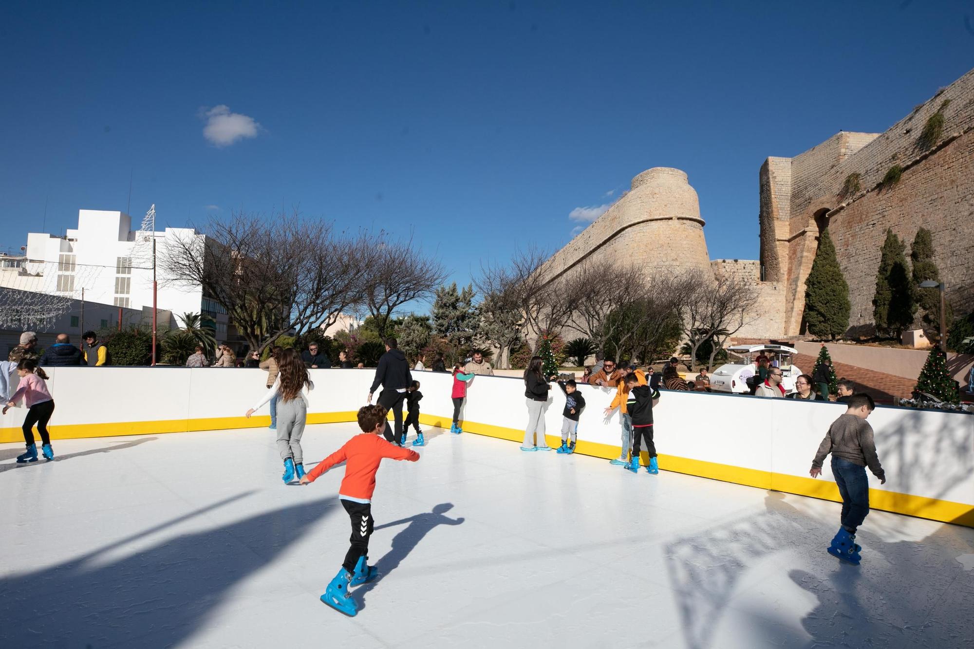 Mira aquí las imágenes del primer día de la pista de hielo en el Parque Reina Sofía