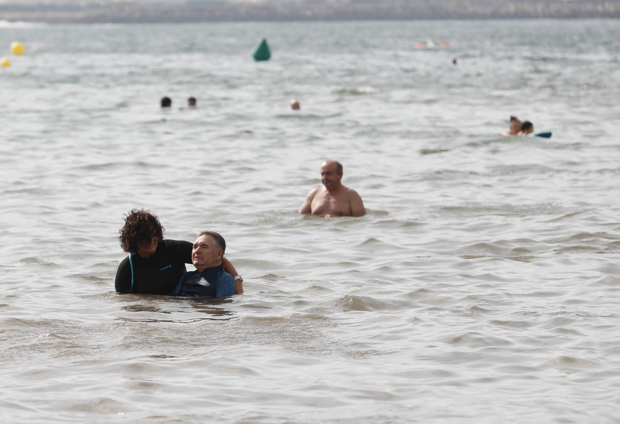 Así funciona el servicio para personas con discapacidad en la playa de Poniente (en imágenes)