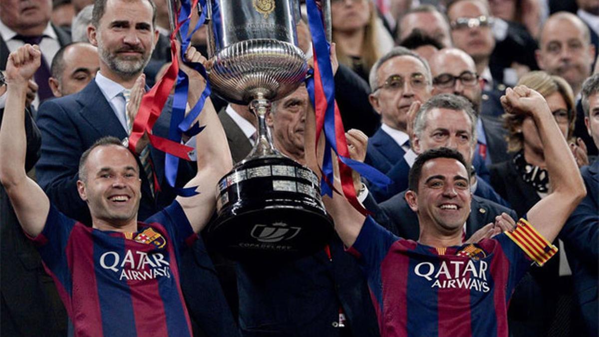Xavi recogió la Copa junto a Andrés Iniesta