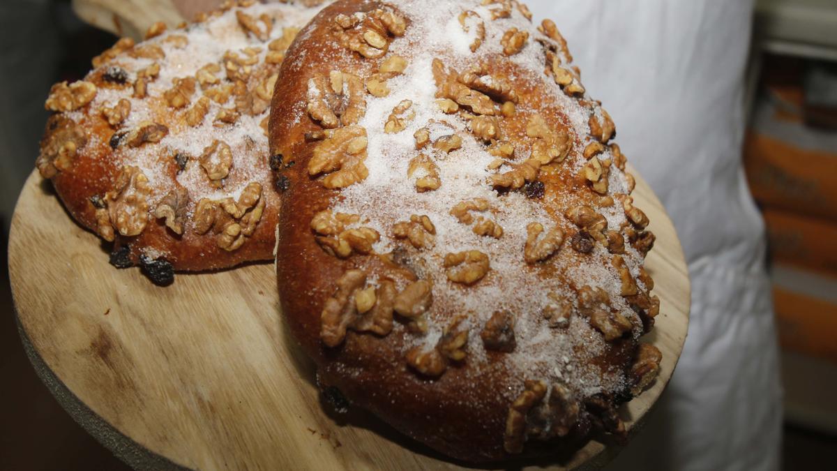 La torta de pasas y nueces es una de los dulces de Pascua más conocidos y tradicionales en Valencia.