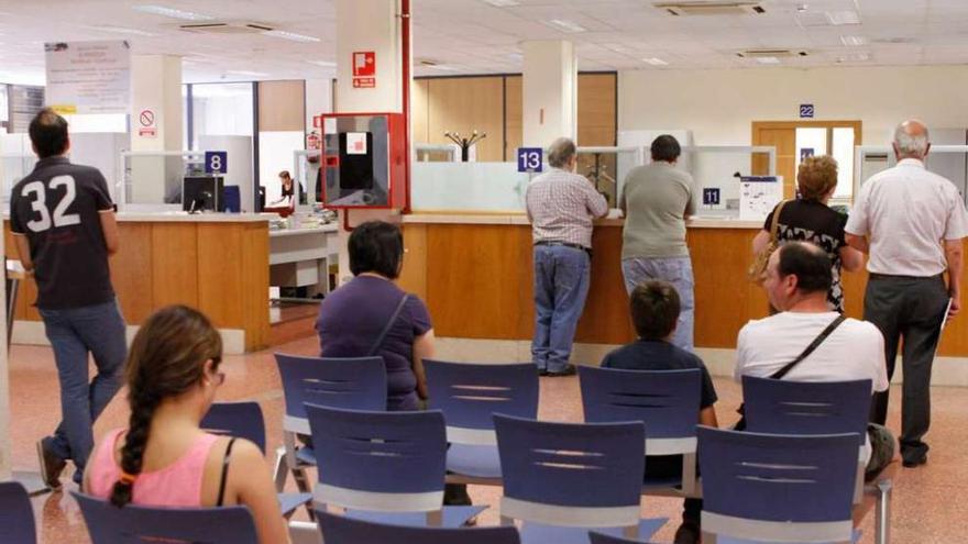 Ciudadanos hacen cola para presentar documentación en las oficinas de la Agencia Tributaria.