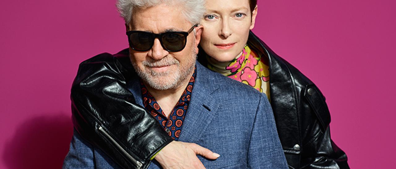 Pedro Almodóvar y Tilda Swinton, en una imagen promocional de ‘La voz humana’.