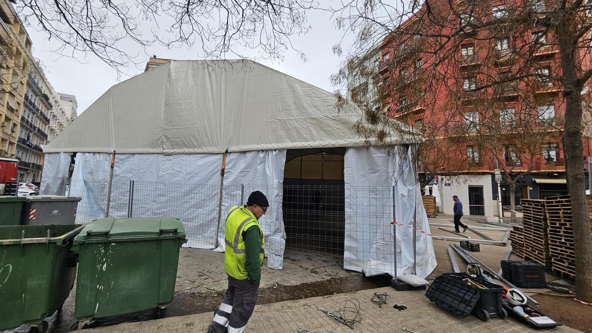 Las carpas se empezaron a montar en la calle el día 4 el pasado mes de marzo