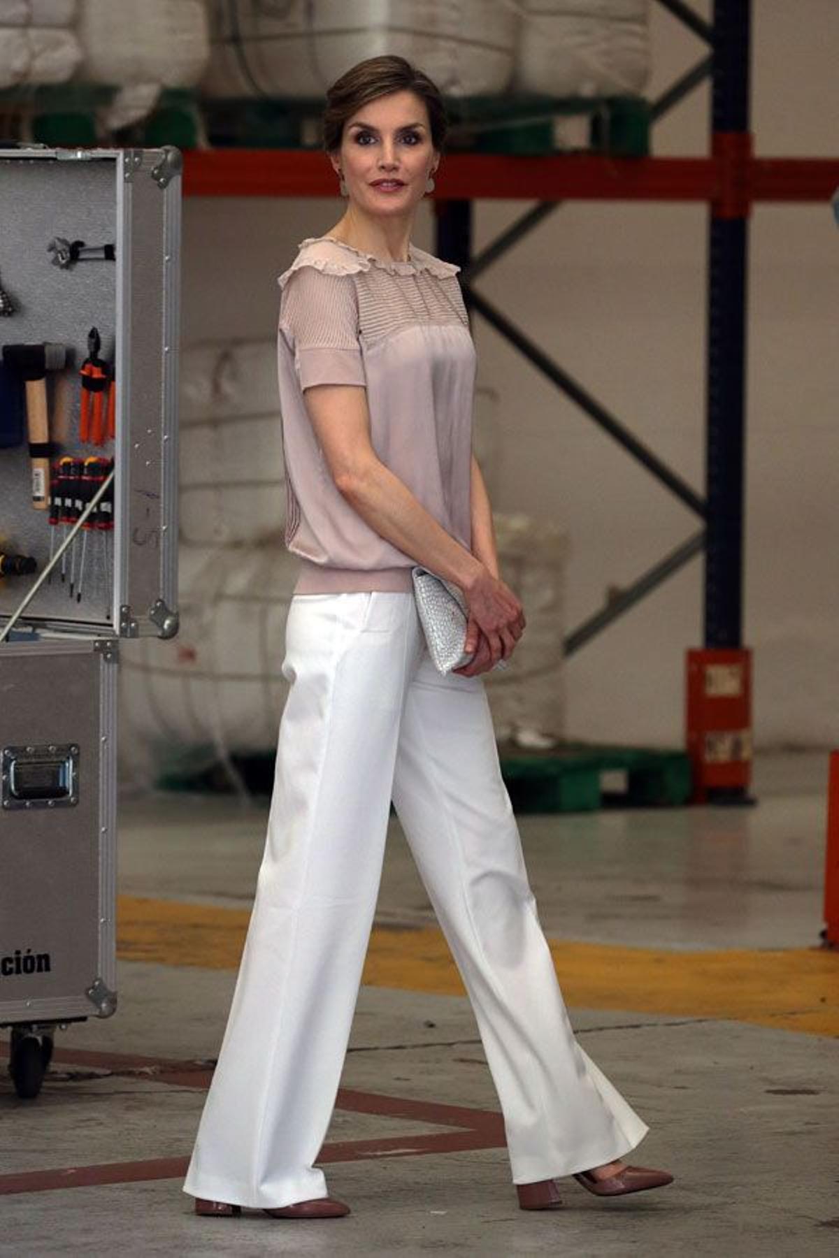 Letizia Ortiz con un look blanco y rosa con pantalones anchos