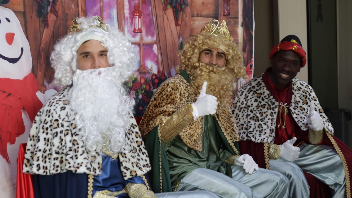 Jugadores del Cacereño vestidos de Reyes Magos en el centro deportivo El Perú Cáceres Wellness.