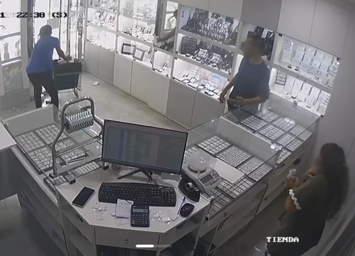Las imágenes de las cámaras de seguridad muestran el momento en el que uno de los ladrones Este segundo individuo aprovechó ese momento atranca la puerta de la joyería con un palo