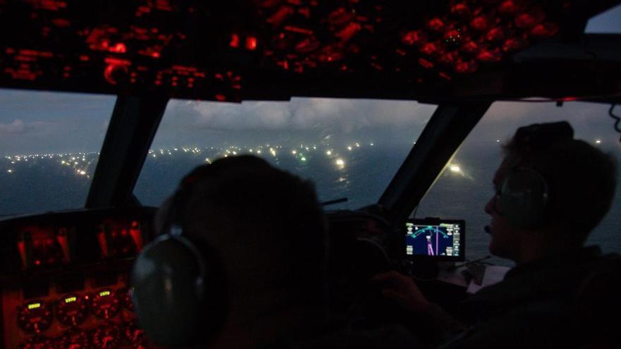 La vigilancia sobre la milla 200 se intensifica por tierra, mar y aire: casi 500 pesqueros (y sus luces) se apilan a poca distancia del caladero argentino