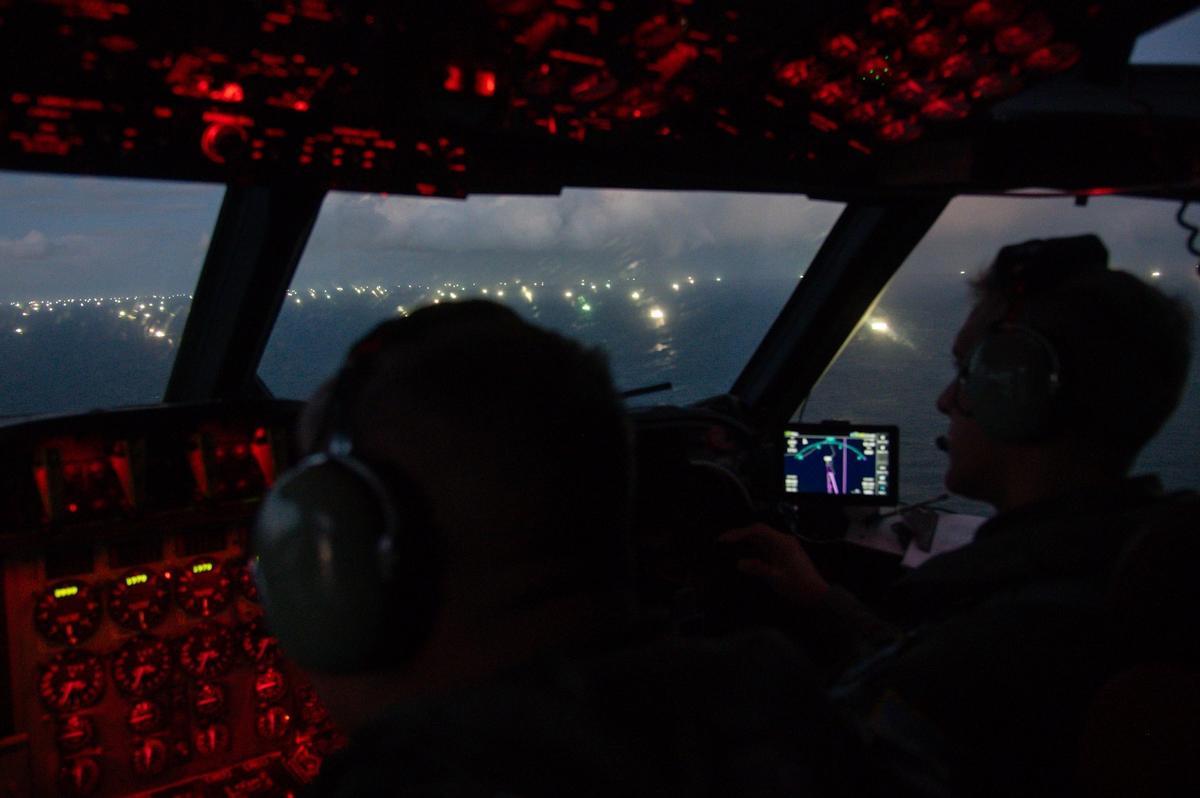 Militares argentinos observan desde el cielo a los barcos extranjeros que faenan en la milla 201.