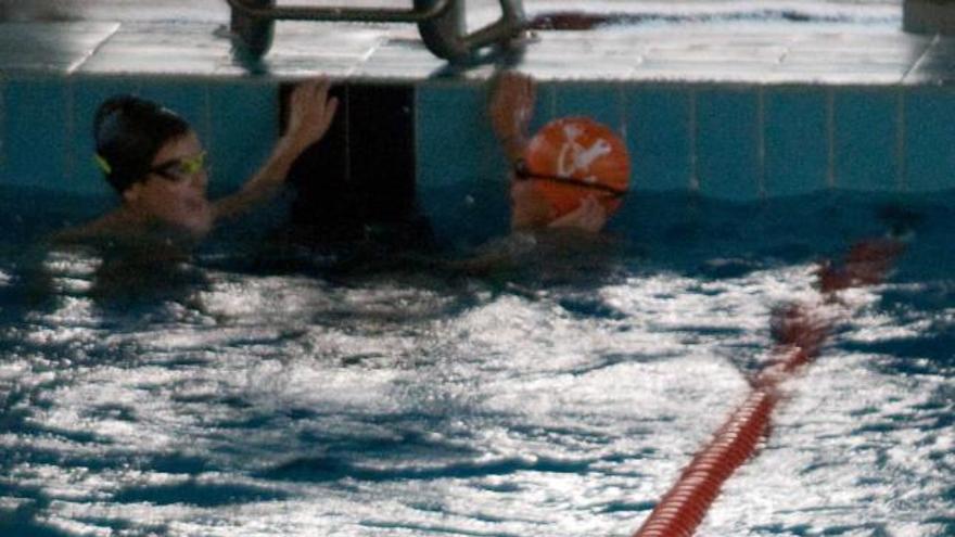 Usuarios en la piscina de Piedras Blancas.