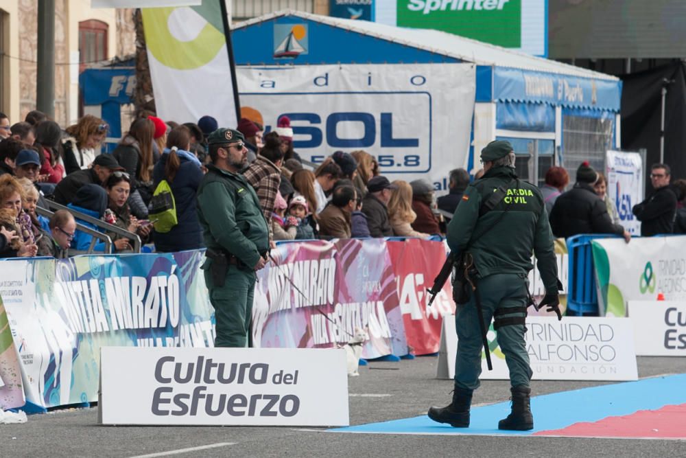 El atleta keniata Peter Kirui  marca un registro de 1 hora y 55 segundos y el viento le impide batir el récord.