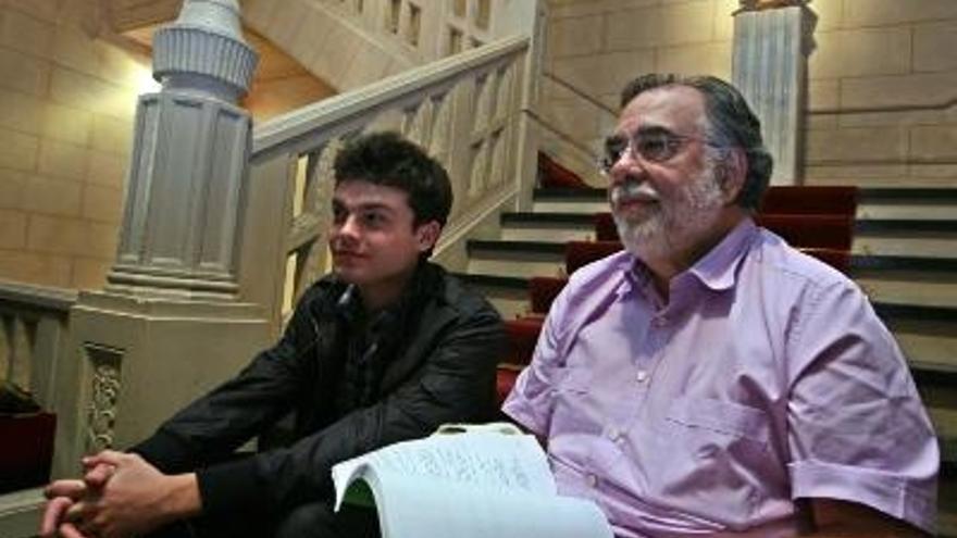 El director estadounidense Francis Ford Coppola habla, junto al actor Aldin Ehrenreich, en Buenos Aires, donde el cineasta confirmó que el sitio que eligió para &quot;rodar unas escenas de ballet&quot; de su nueva producción es el complejo industrial audiovisual Ciudad de la Luz, de Alicante.