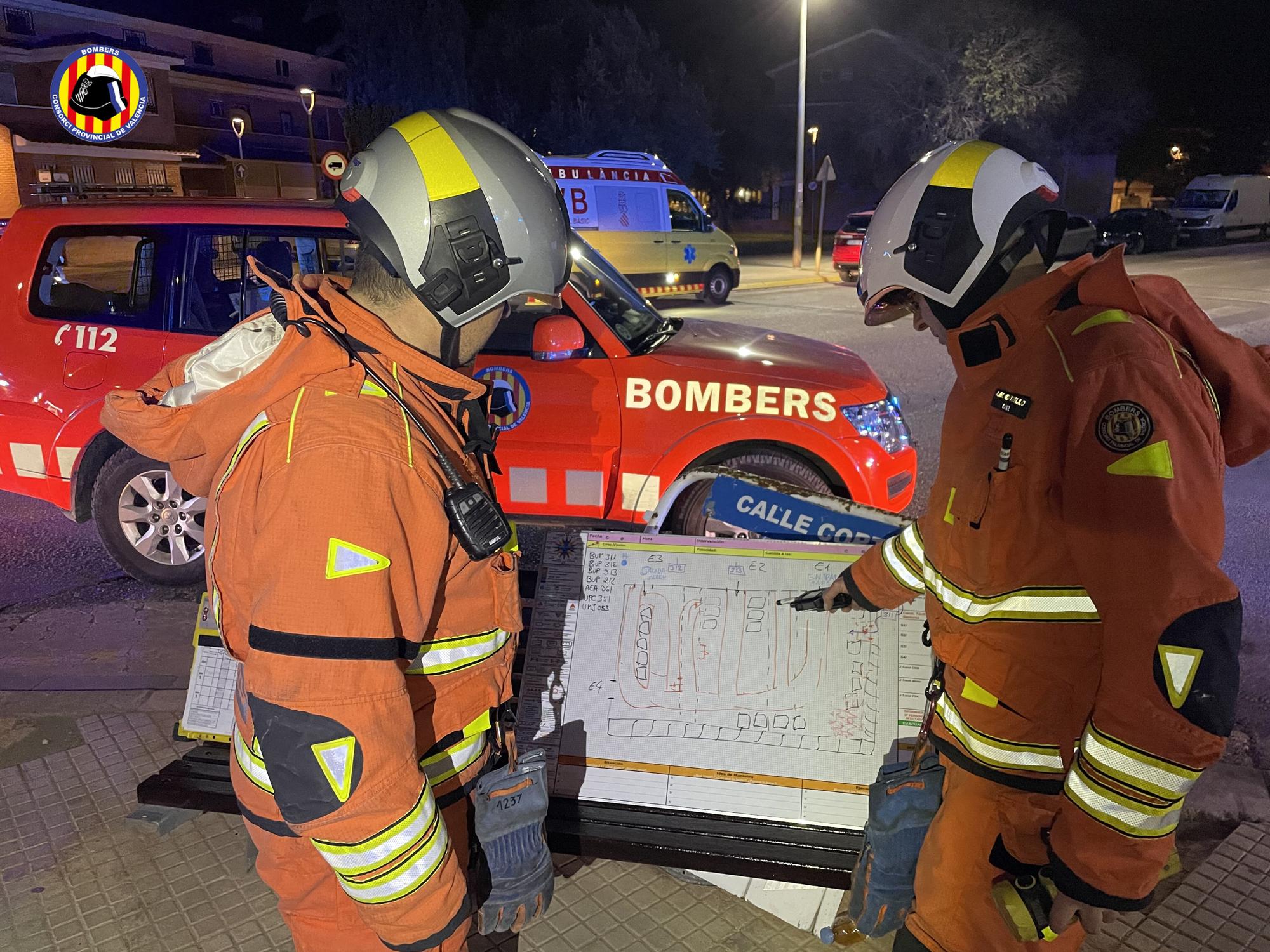 Un incendio en un garaje obliga a evacuar a más de 100 familias en Alaquàs