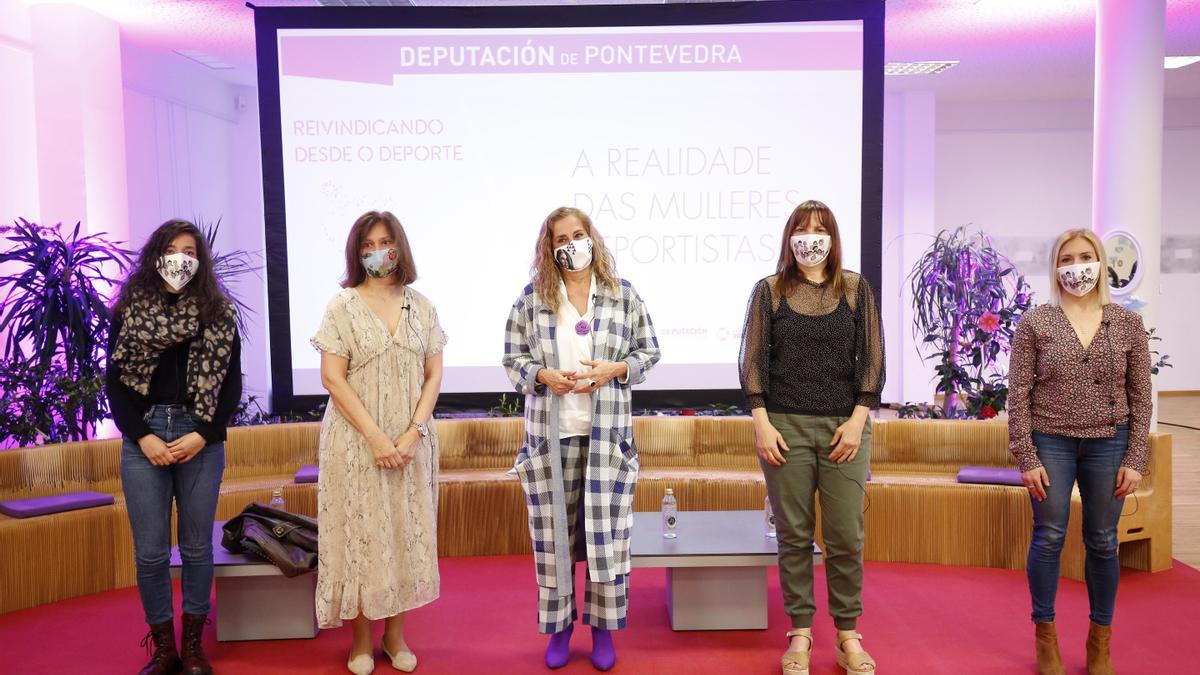 Carmela Silva, en el centro, con algunas de las deportistas participantes en el vídeo. / @depo.es