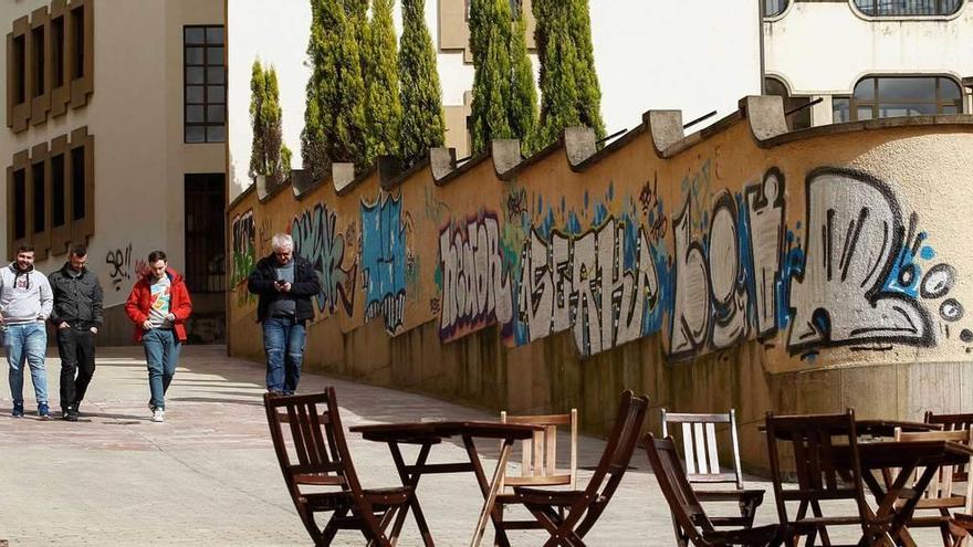 Un muro cubierto de pintadas, en la calle San José.