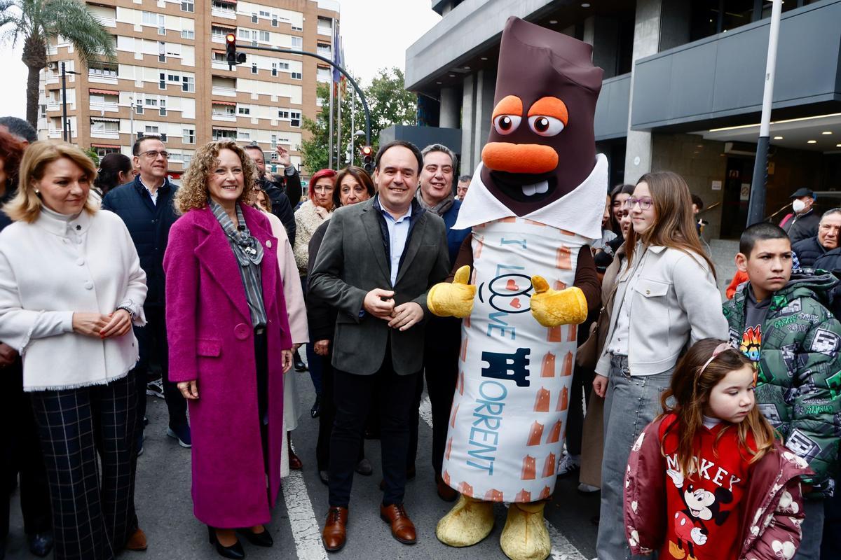 Susana Camarero, Amparo Folgado y Juanfran Pérez Llorca, en la Fira de Sant Blai de Torrent.