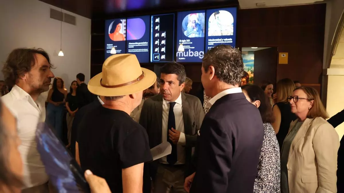 El conseller Rovira se encara con un ciudadano al lado de Mazón en un acto en Alicante