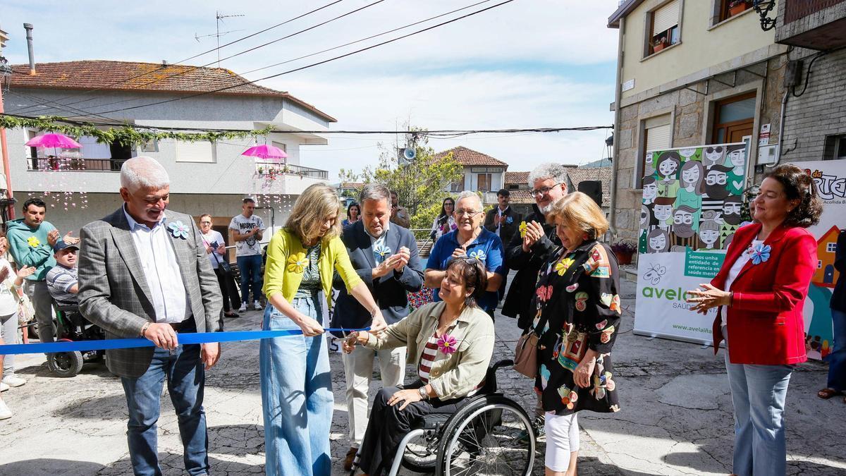 Inauguración de la decoración colgante del «Corpus Inclusivo» de Ponteareas, una intervención artística situada en la bajada de San Gregorio, realizada por las personas usuarias de la Adapta, Avelaíña y por las personas residentes en el centro A Casa da Porteliña, junto con la colaboración de la Asociación de Alfombristas de Ponteareas.