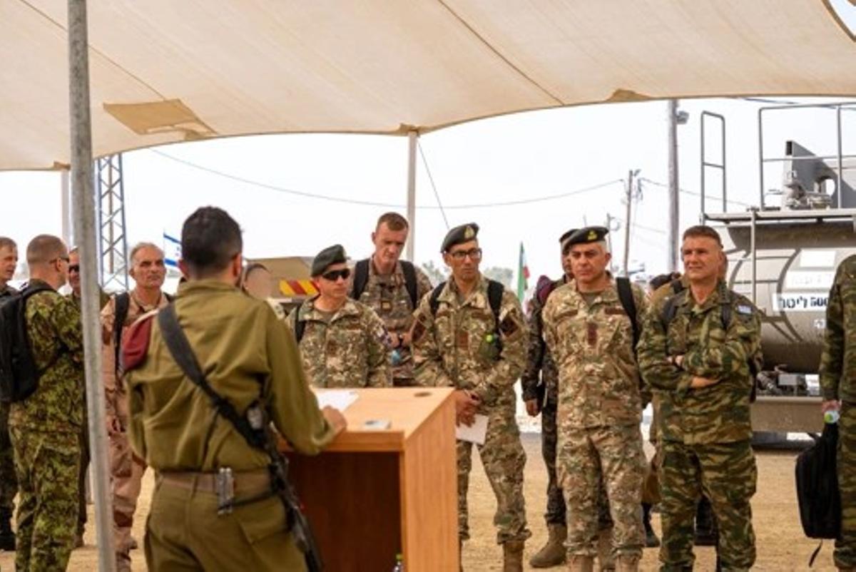 Un grupo de militares extranjeros atiende un seminario organizado por Israel sobre lecciones en la guerra de Gaza