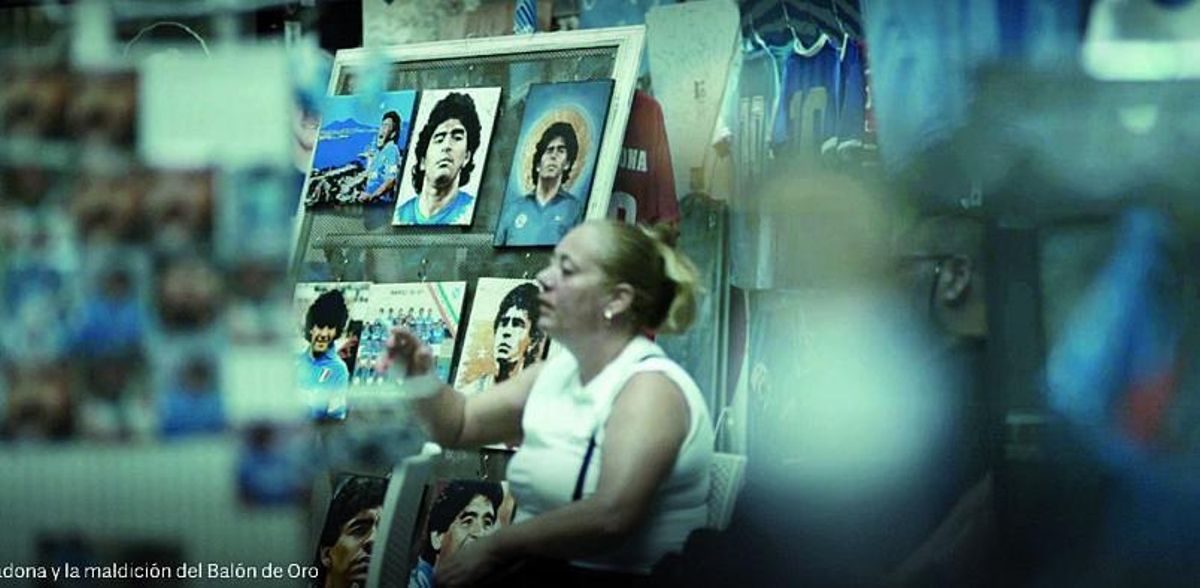 Una mujer vende recuerdos de Maradona, este año en Nápoles, en una imagen del documental. | // HBO