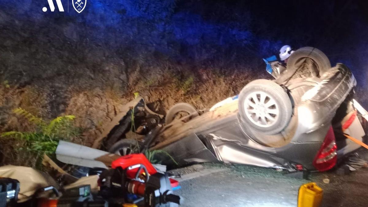 Efectivos del Consorcio Provincial de Bomberos (CPB) de Málaga en el accidente de tráfico en Ronda.