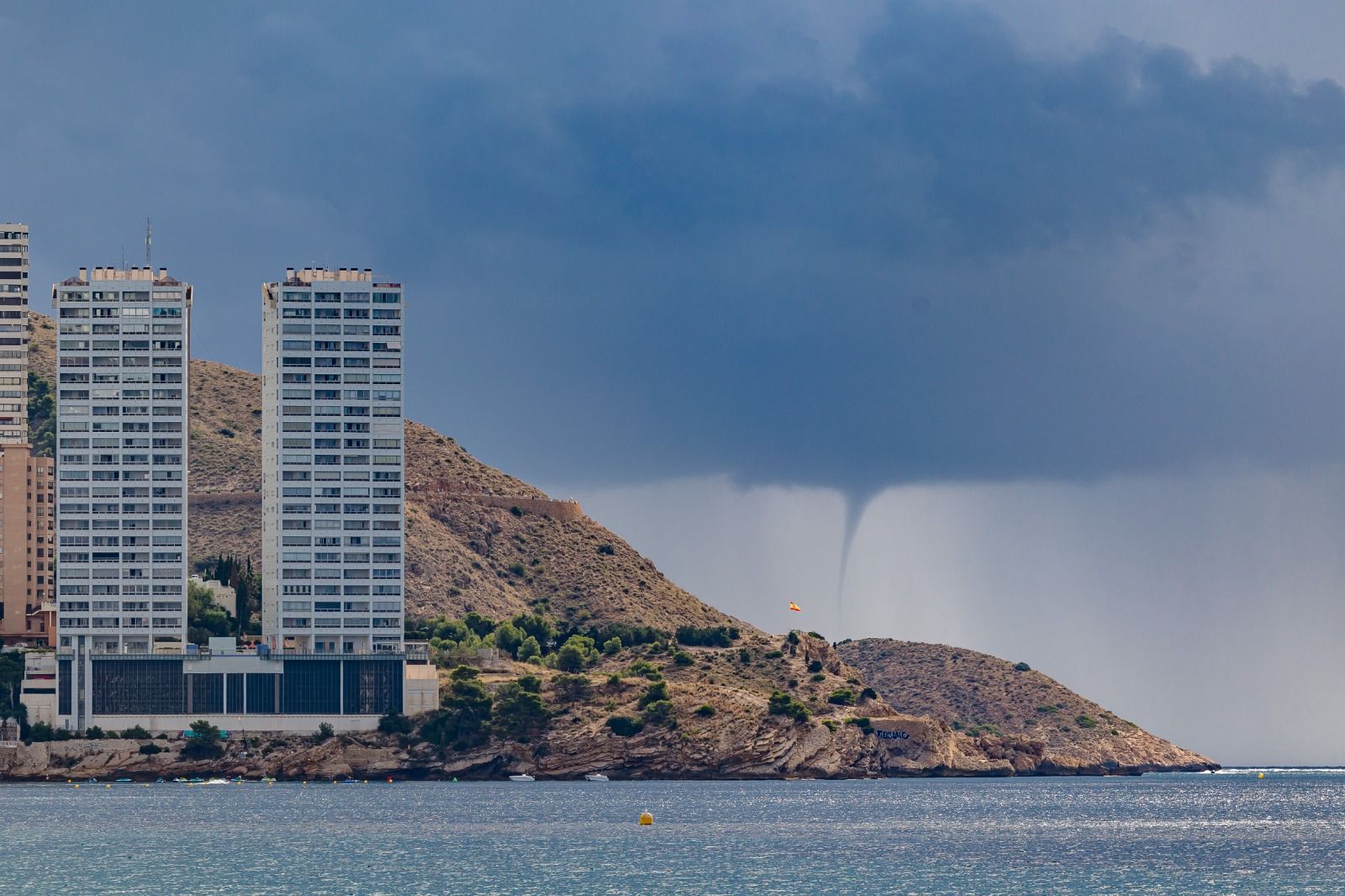 Los bañistas permanecen en las playas de Benidorm pese a la amenaza de lluvias