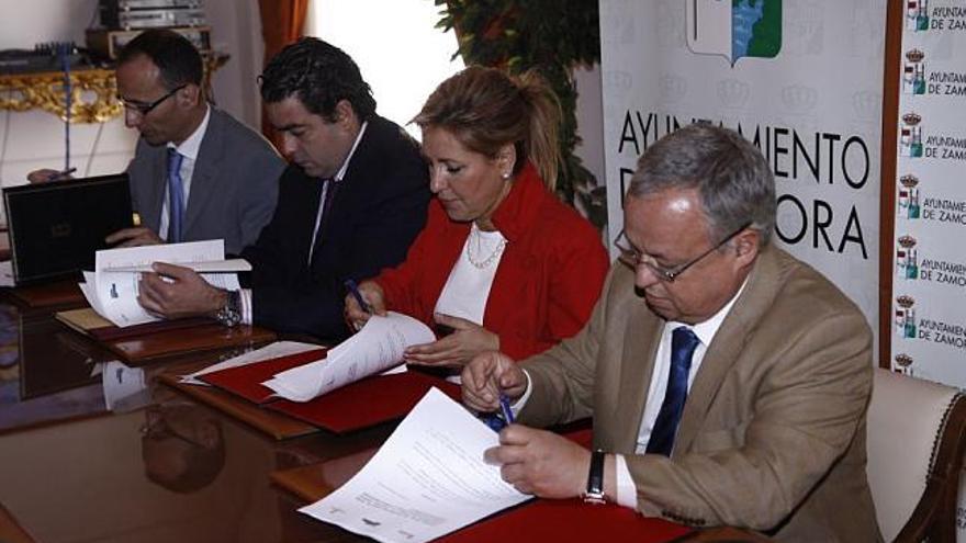 Desde la izquierda: Alberto Gutiérrez, Rosa Valdeón y Gonzalo Santonja.